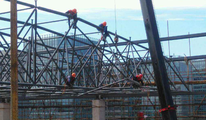 保山论网架装配施工中搭设脚手架应当留神的事故